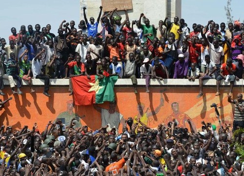 L'Union africaine appelle à une transition "civile et consensuelle" au Burkina Faso - ảnh 1